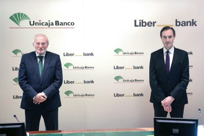 El presidente ejecutivo de Unicaja Banco, Manuel Azuaga, y el consejero delegado de la misma entidad, Manuel Menéndez.