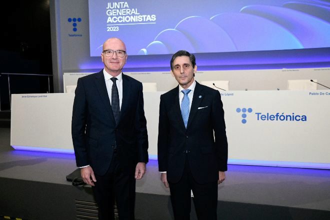 Ángel Vila, consejero delegado de Telefónica y José María Álvarez Pallete, presidente ejecutivo de Telefónica, durante la junta de accionistas de la operadora celebrada hoy.