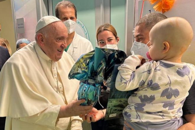 El papa Francisco visitó este viernes por la tarde la planta de oncología pediátrica del hospital en el que permanecía ingresado, el Gemelli de Roma, donde repartió regalos a varios niños y bautizó a uno de ellos.