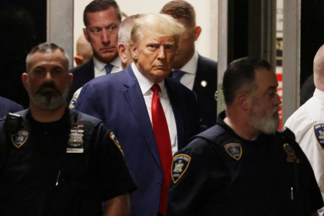 Donald Trump a su entrada a la vista en el Tribunal Penal de Nueva York.