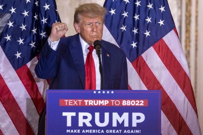 Donald Trump levanta el puño durante su discurso en Mar-a-Lago (Florida).