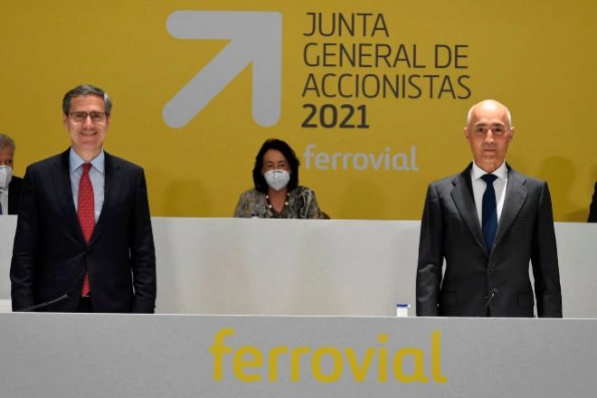 Rafael del Pino e Ignacio Madridejos, presidente y consejero delegado de Ferrovial, respectivamente, durante una junta de accionistas de la compañía.