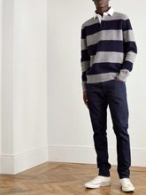 Los jeans &apos;Sullivan&apos;, en lavado azul oscuro, son elegantes, tienen un...