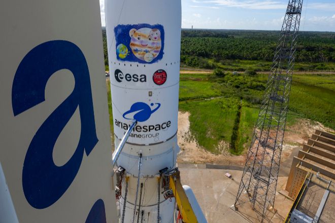 El cohete Ariane 5 que lleva la sonda Juice camino a Jpiter desde la Guayana francesa. En la parte superior lleva un dibujo alusivo a la misin hecho hace dos aos por una nia ucraniana.