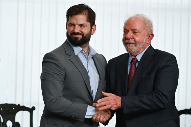 Gabriel Boric, presidente de Chile, junto al presidente de Brasil, Luiz Inàcio 'Lula' da Silva, el pasado enero en Brasilia.