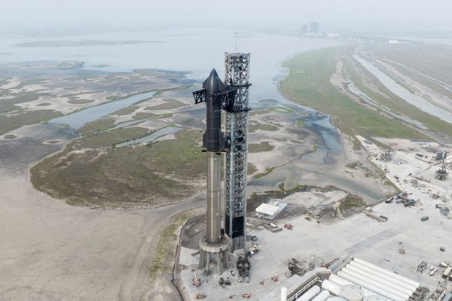 El cohete Starship preparado para su lanzamiento en la base de SpaceX en Texas.