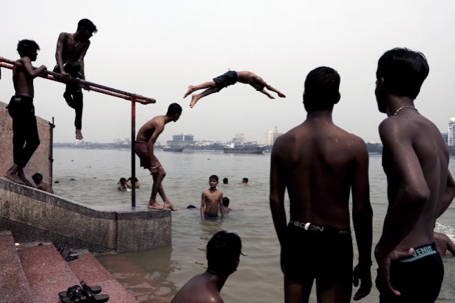 Jóvenes indios se bañan en el río Ganges en Calcuta, India.