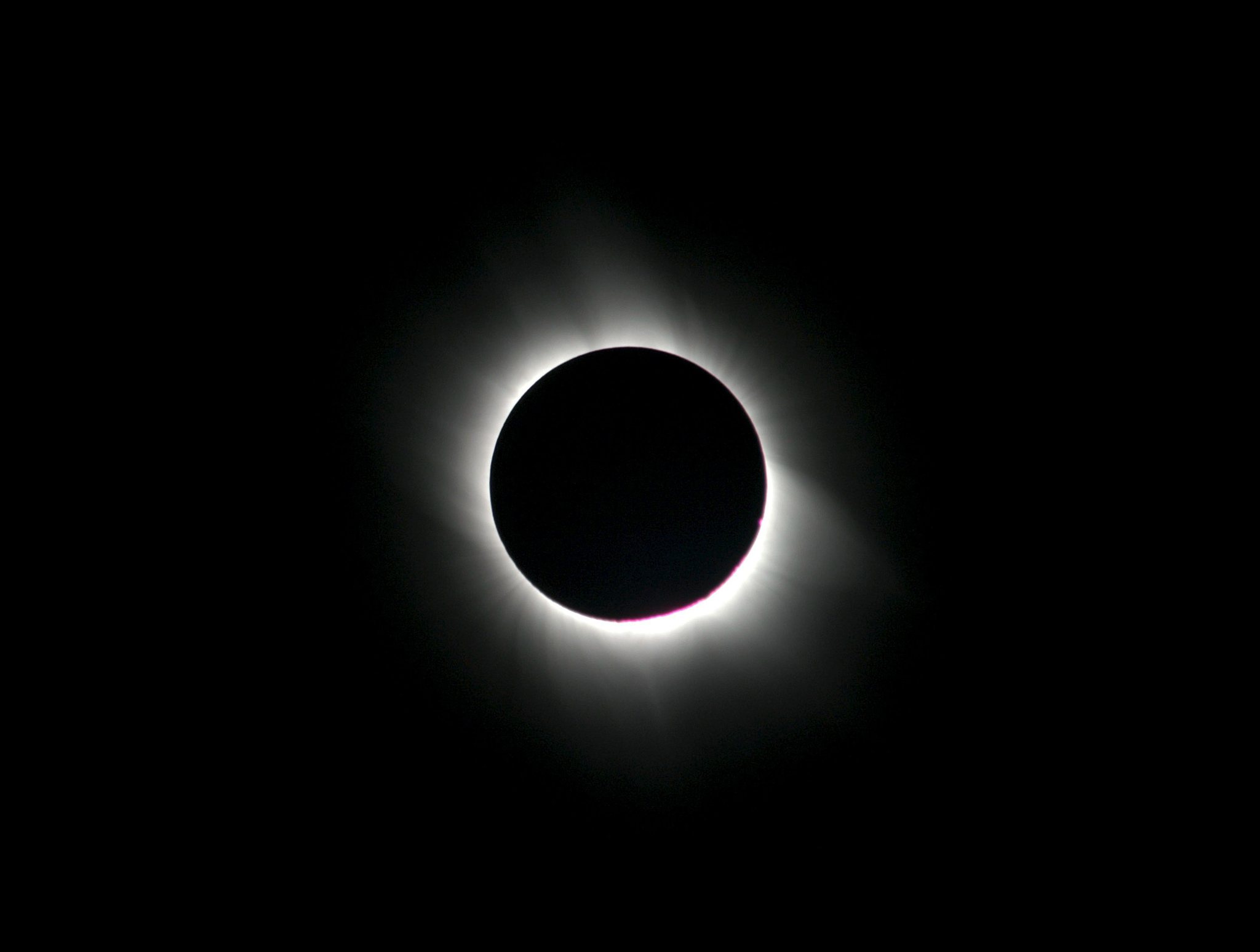 Eclipse total de sol del 12 de agosto: dónde y cómo verlo y qué evitar para tener una buena experiencia