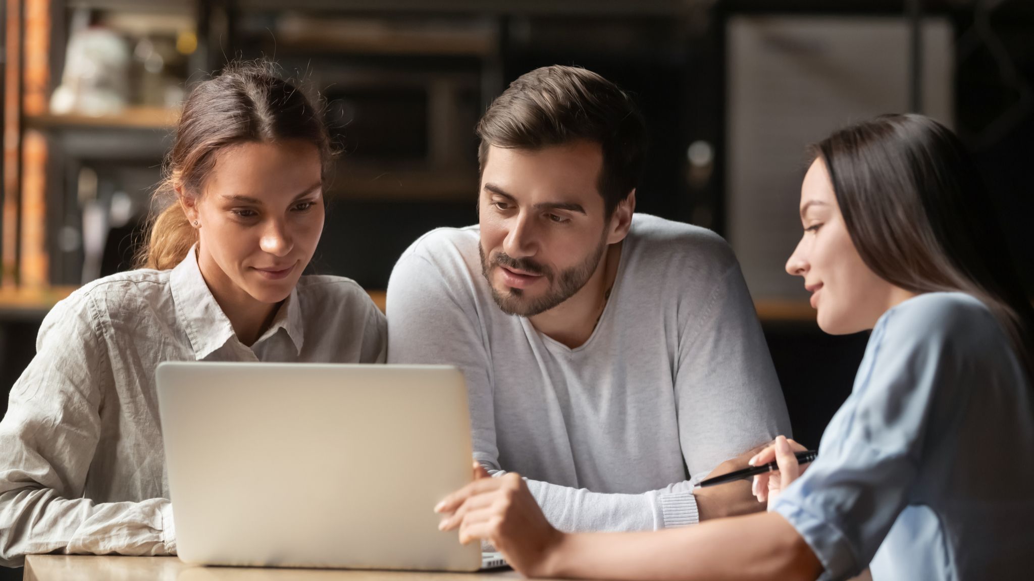 Qué es un bróker y en qué debes fijarte antes de contratar uno | UEstudio