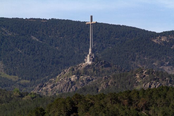 La cruz del Valle de Cuelgamuros desde el embalse de La Jarosa.