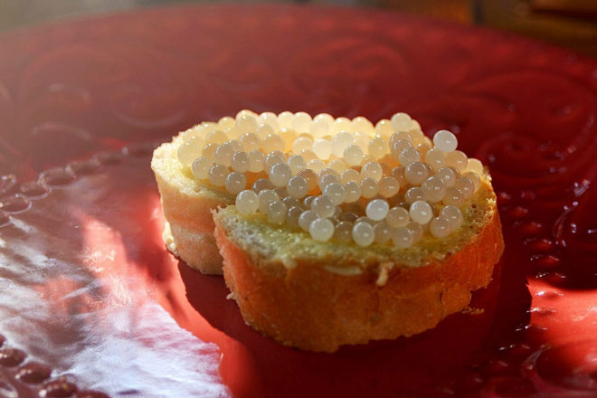 Al caviar blanco se le suponen propiedades antioxidantes e incluso hablan de sus efectos afrodisiacos.