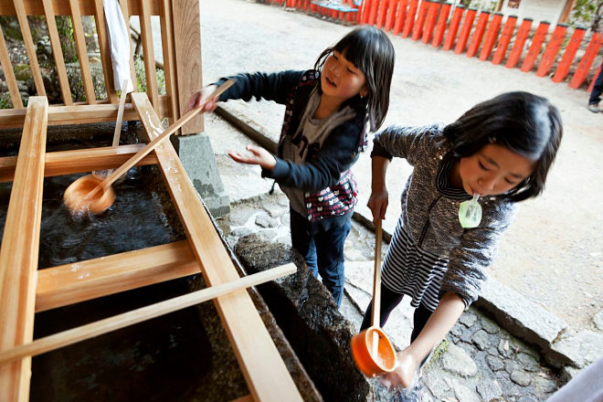 PURIFICACIN. Dos nias se lavan antes de acceder al santuario Kamikura-jinja.