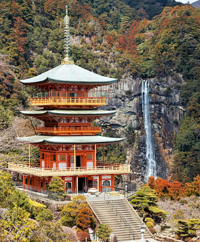 SINCRETISMO. Ante la cascada Nachi, la pagoda del templo budista Seiganto-ji se levanta en las inmediaciones del santuario sintosta Nachi Taisha, uno de los tres sobre los que pivota el Kumano Kodo.