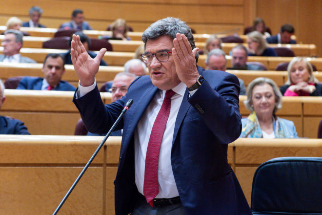 Escrivá responde a la críticas del sector financiero a su reforma de las pensiones