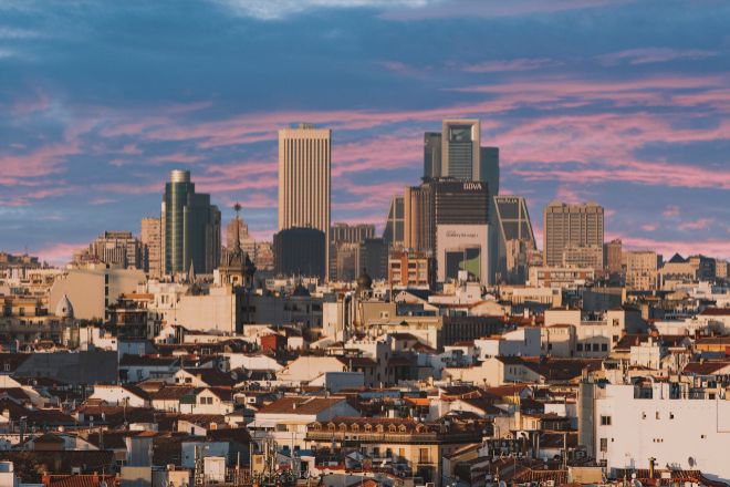 Vivienda: la compraventa, en caída libre y los precios, estancados