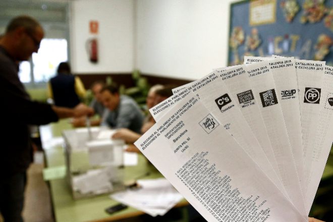 Papeletas de los diferentes partidos que concurrieron a las elecciones al Parlamento catalán de 2015.