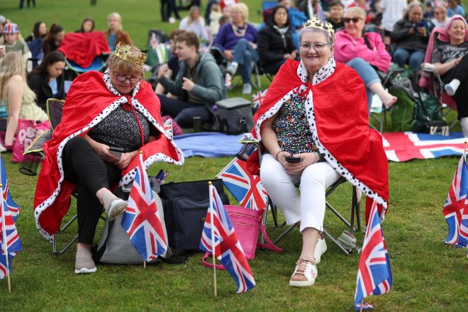 Ciudadanos británicos se reúnen en Hyde Park para ver la coronación de Carlos III a través de pantallas.