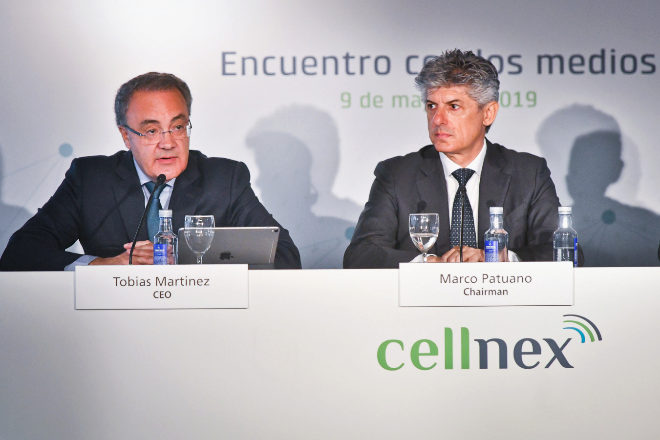 Marco Patuano, a la derecha en una imagen de archivo, va a sustituir a Tobías Martínez como consejero delegado de Cellnex.