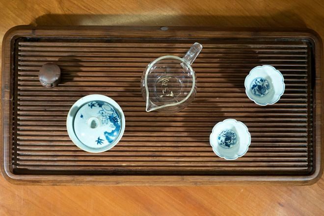 Tabla para el servicio del té con la mascota de Gómez (un cerdo), el "gaiwan" donde se infusiona, la jarra del agua y dos tazas de porcelana de unos 60 ml.