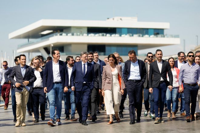 El presidente de la Generalitat y secretario general del PSPV-PSOE, Ximo Puig, y los candidatos socialistas a las alcaldías de los municipios de la Comunidad Valenciana.