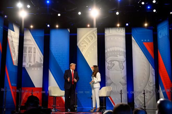 El expresidente de EEUU, Donald Trump, y la periodista de la CNN, Kaitlan Collins hablan durante el debate.