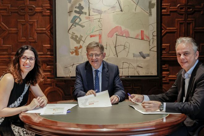 El presidente Ximo  Puig (PSPV) junto a la vicepresidenta  Aitana  Mas (Compromís) y al vicepresidente Héctor Illueca (Unides Podem).