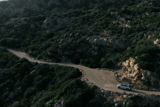 Fotograma del documental con el DS 7 viajando por una carretera de Córcega.