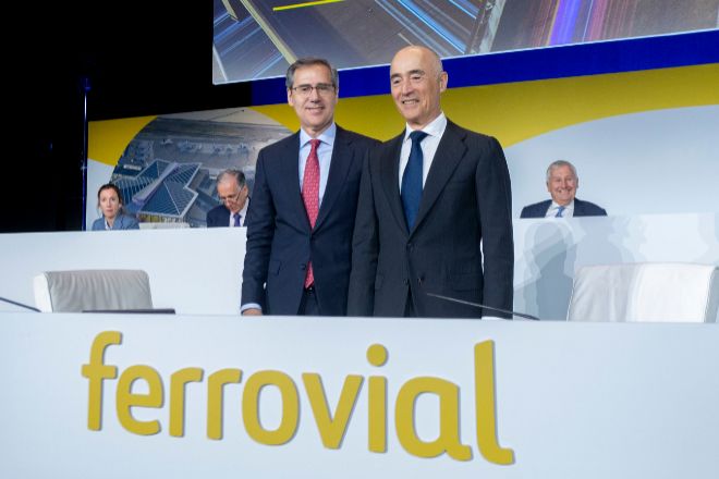 El presidente de Ferrovial, Rafael del Pino (d), en la junta de accionistas del pasado mes de abril.
