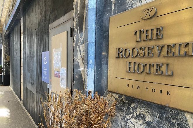 El hotel Roosevelt de Nueva York reabre como refugio de familias inmigrantes