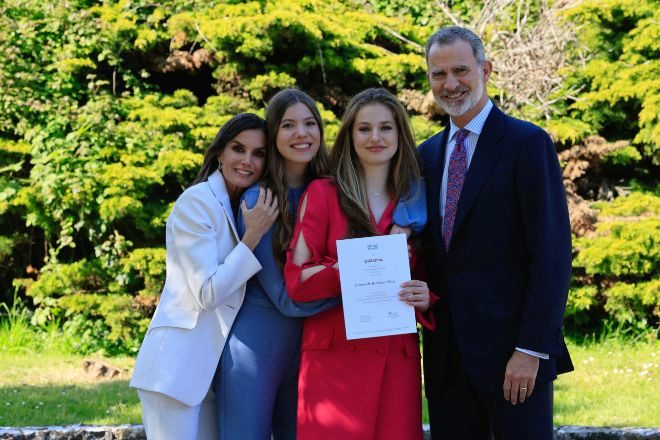Los Reyes Felipe y Letizia posan junto a sus hijas la princesa Leonor y la infanta Sofía, al finalizar el acto de graduación de la Princesa de Asturias.