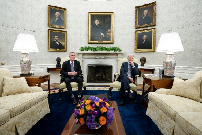 Biden y McCarthy finalizan su reunión sobre el techo de deuda pero sin acuerdo