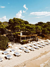 En la playa más conocida y concurrida de Ibiza Ses Salines, con sus...