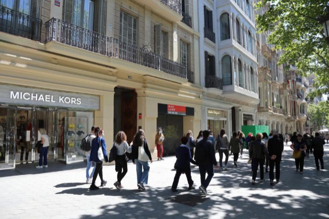 Ciudadanos pasean por Paseo de Gracia, en Barcelona