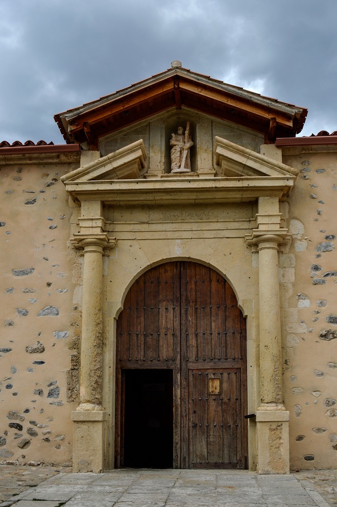 Una de las puertas de la Iglesia de San Andrs Apstol de Rascafra