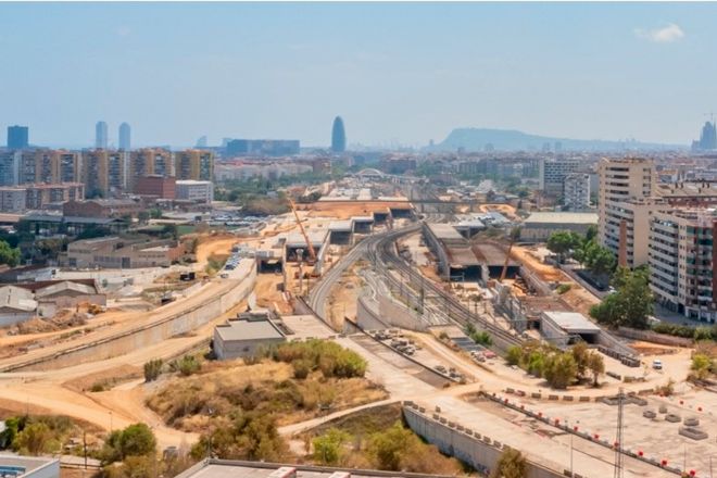 Las obras de soterramiento de las vías del tren, sobre las cuales se alzará un intercambiador ferroviario que dará servicio a más de 100 millones de pasajeros al año y que convertirá La Sagrera en la puerta de entrada a Barcelona.