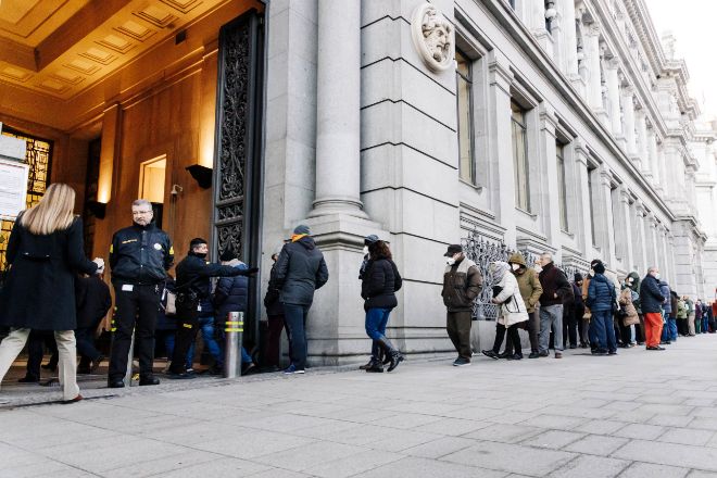 Ciudadanos hacen cola para comprar Letras del Tesoro el pasado febrero.