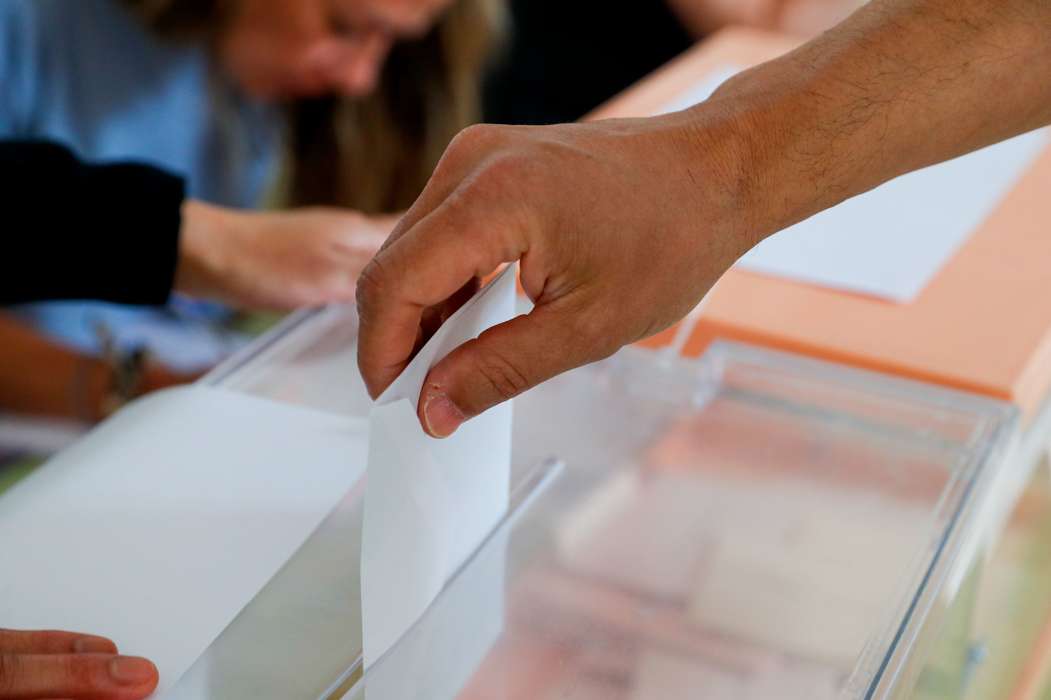 Para las elecciones municipales de este domingo están convocados 35.531.011 electores.  En cuanto a  los comicios autonómicos, están llamadas a participar 18.353.720 personas.