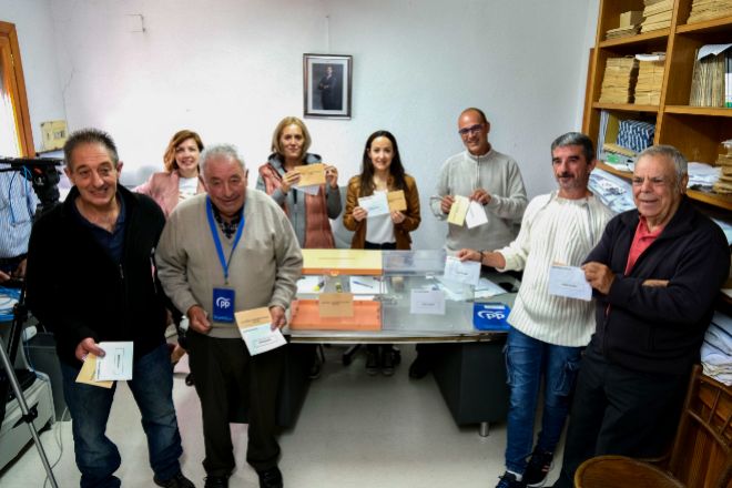 El alcalde de la localidad riojana de Villarroya, Salvador Pérez (2i) posa con sus vecinos tras votar este domingo durante las elecciones municipales y autonómicas.