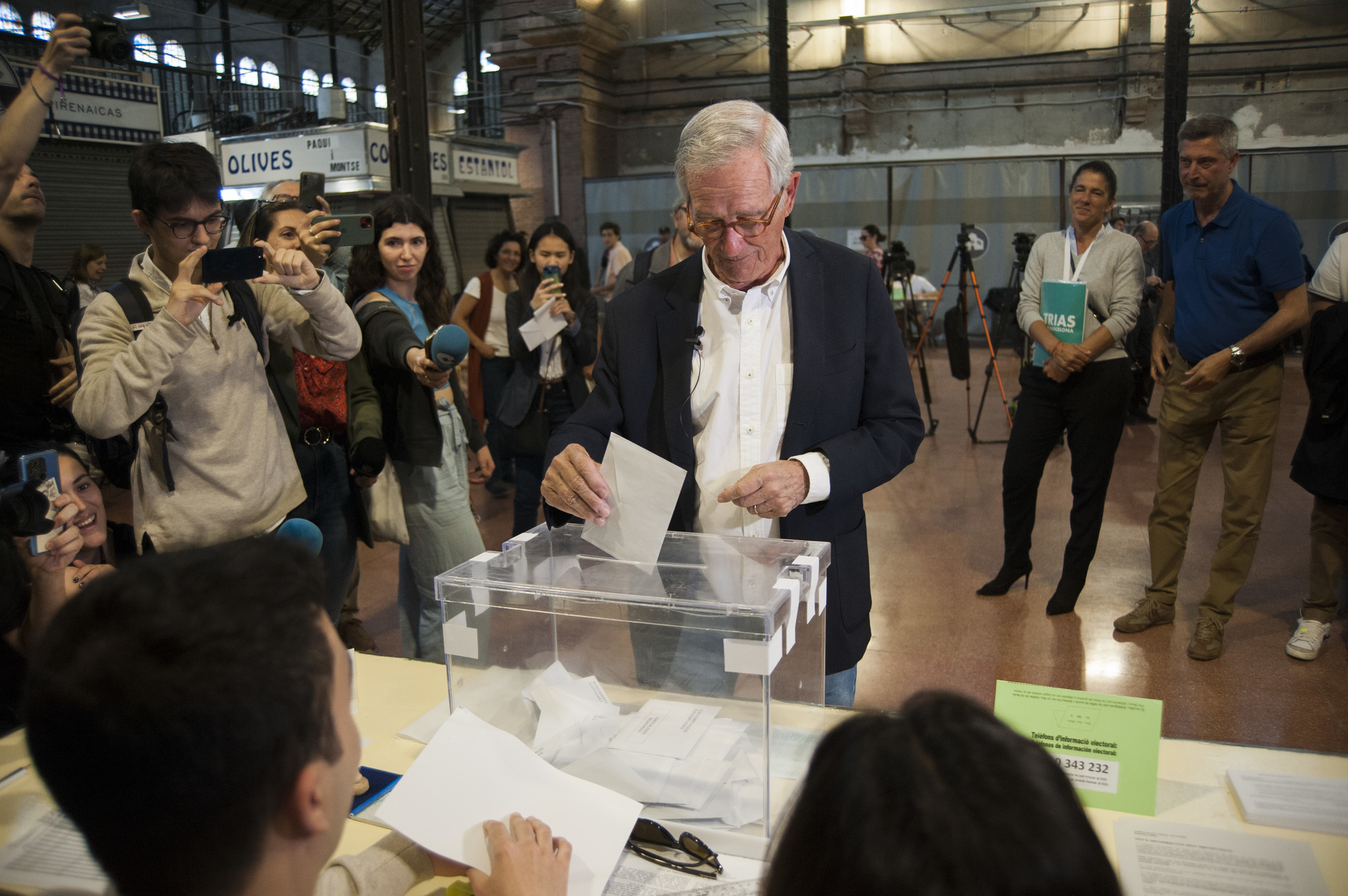 El candidato de Junts a la alcaldía de Barcelona, Xavier Trias, votando en el Mercat Galvany.