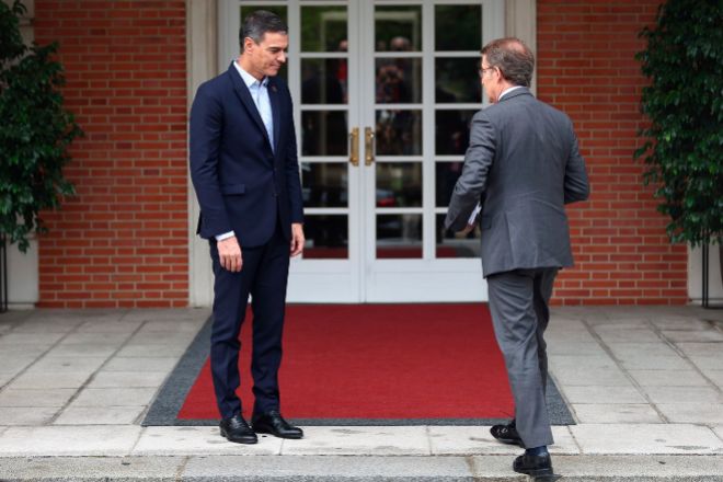 Pedro Sánchez recibe al presidente del PP, Alberto Núñez Feijóo, en uno de sus encuentros en La Moncloa.