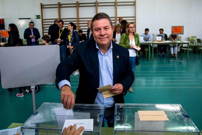 El presidente de Castilla-La Mancha, Emiliano García-Page, ayer al depositar su voto.