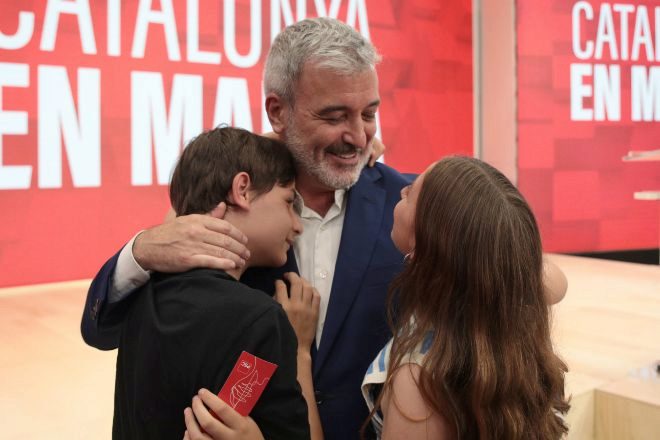 El candidato del PSC-PSOE a la Alcaldía de Barcelona, Jaume Collboni, junto a sus hijos ayer durante el seguimiento de la jornada electoral en Barcelona.