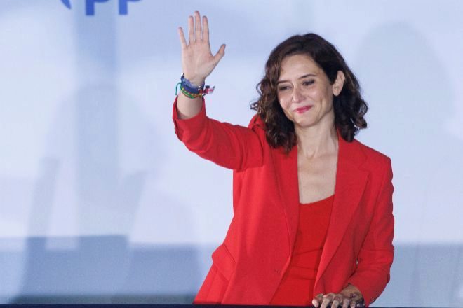 Isabel Díaz Ayuso anoche en el balcón de Génova celebrando los resultados electorales.