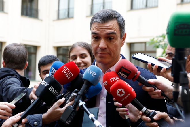 El presidente del Gobierno, Pedro Sánchez, atiende a los medios tras ejercer su derecho al voto el domingo.