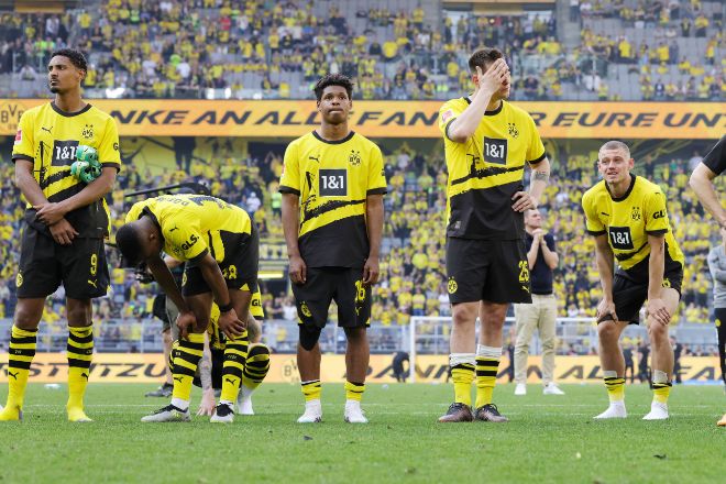 Jugadores del Borussia Dortmund tras perder la Bundelisga en el último partido