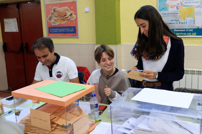 Los integrantes de una mesa electoral del colegio CEIP Ciudad de Roma proceden al recuento de votos, tras el cierre de su centro electoral ayer en Madrid.