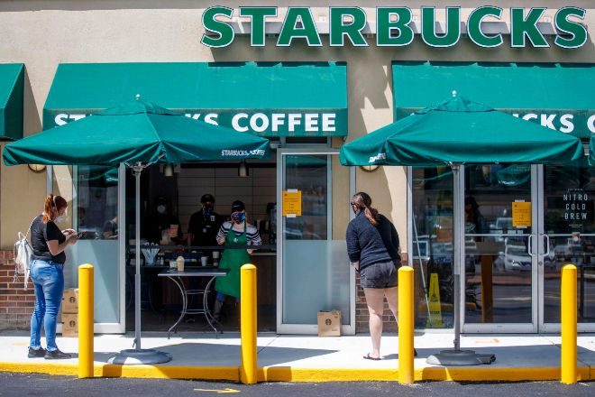 Algunas cadenas como Starbucks han optado por cerrar tiendas.