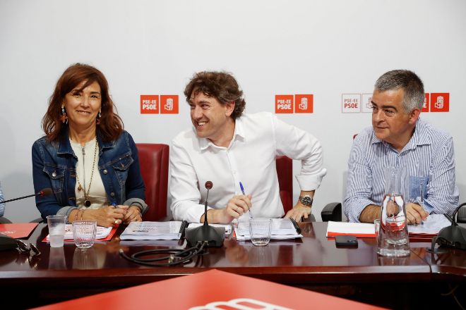 El secretario general del PSE. Eneko Andueza (centro), junto a otros dirigentes socialistas en la reunión de la Ejecutiva del partido, este lunes en Bilbao.