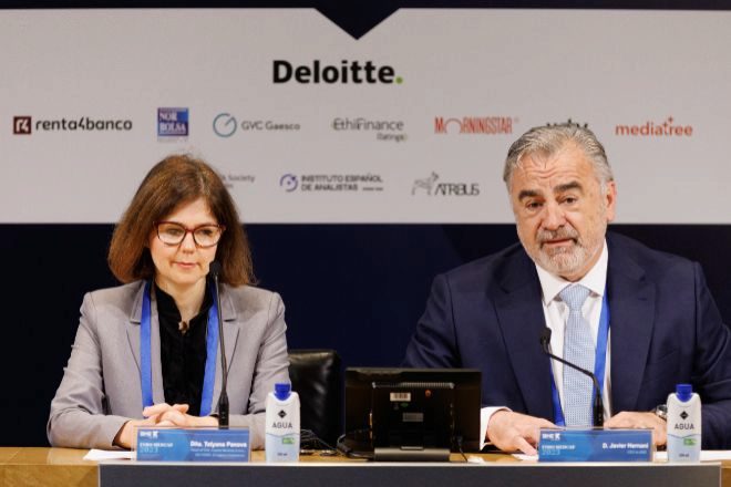 La jefa de la Unidad de Unión de Mercados de Capitales en la DG FISMA, Tatyana Panova, y el consejero delegado de BME, Javier Hernani, durante la 19º edición del Foro Medcap.