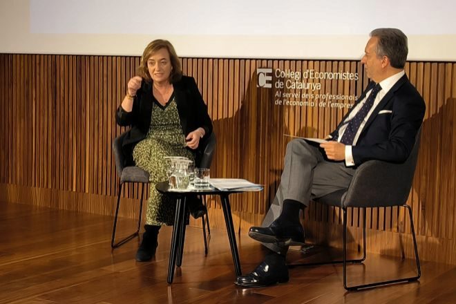 La presidenta de la Airef, Cristina Herrero, y el decano del Colegio de Economistas de Cataluña, Carles Puig de Travy, este martes en Barcelona.